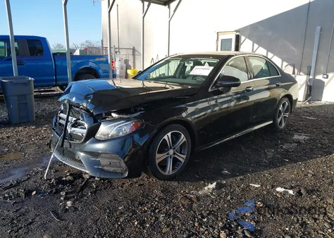 2017 Mercedes-Benz E 300 4Matic z USA, uszkodzony, nr VIN WDDZF4KB9HA135677